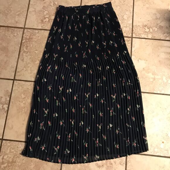 Vintage crepe pleated unlined floral skirt - Picture 2 of 3